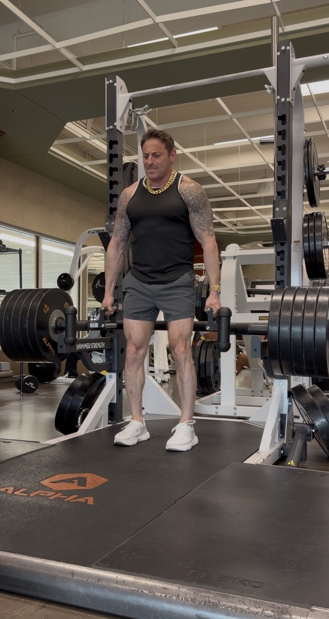 Jeremy Sigal shrugging 505 pounds